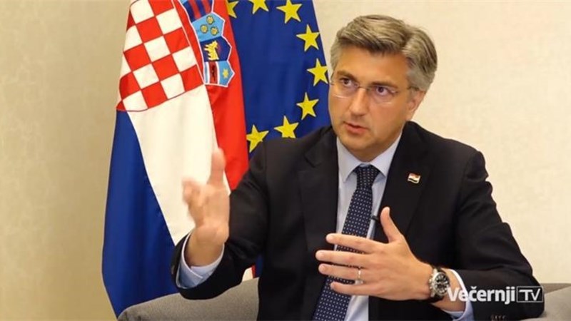 Plenković za VL: Pobijedili smo COVID-19 u prvom valu, reaktiviranje gospodarstva podrazumijeva i otvaranje granica